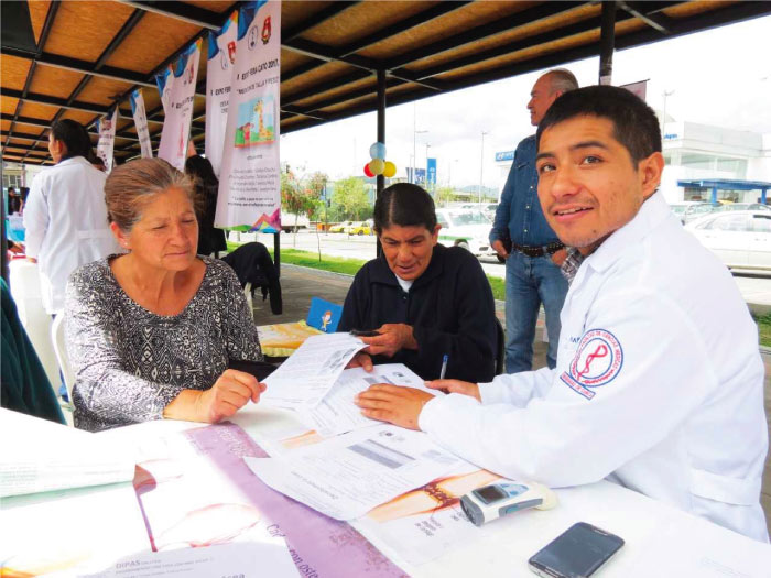 Estudiantes de medicina pusieron en práctica sus conocimientos -  Universidad Católica de Cuenca