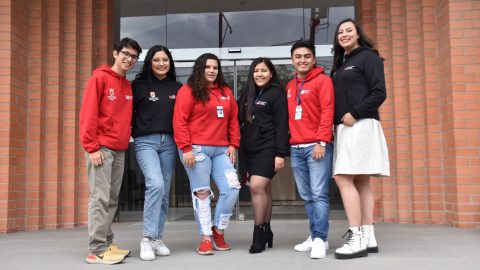 Integrantes de la Sociedad de Debate y Oratoria de la Universidad Católica de Cuenca