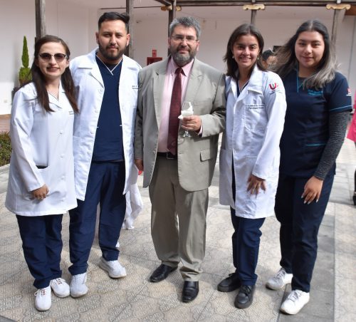 En la mitad, el vicerrector de investigación, Pedro Martínez, rodeado por sus alumnos, durante la presentación del libro.