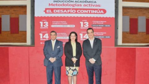 El rector Enrique Pozo junto a la vicerrectora académica, Vanessa Bermeo, y a José Noé Miranda, instructor de la 'Inducción Académica', posan previo a la inauguración del evento.