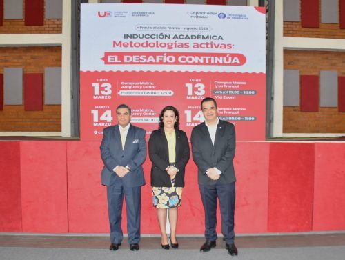El rector Enrique Pozo junto a la vicerrectora académica, Vanessa Bermeo, y a José Noé Miranda, instructor de la 'Inducción Académica', posan previo a la inauguración del evento.