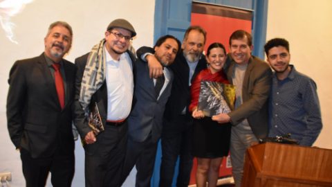 El equipo que trabajó en el proyecto "Bichos en Red: Polinizadores del Cajas" posa para la fotografía.