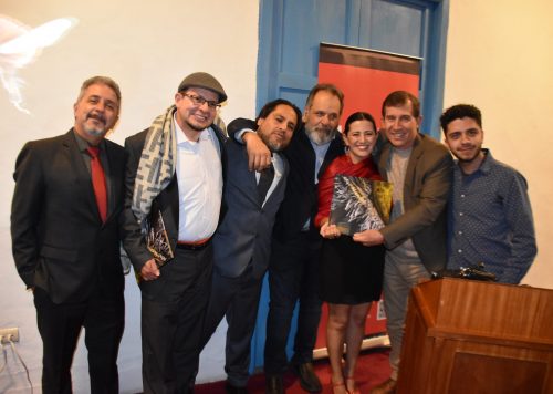 El equipo que trabajó en el proyecto "Bichos en Red: Polinizadores del Cajas" posa para la fotografía.