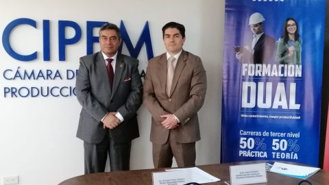 Enrique Pozo y Andrés Robalino durante la firma de convenio
