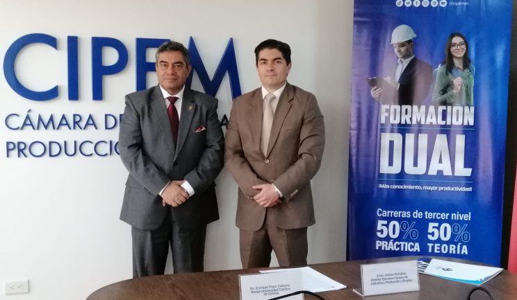 Enrique Pozo y Andrés Robalino durante la firma de convenio